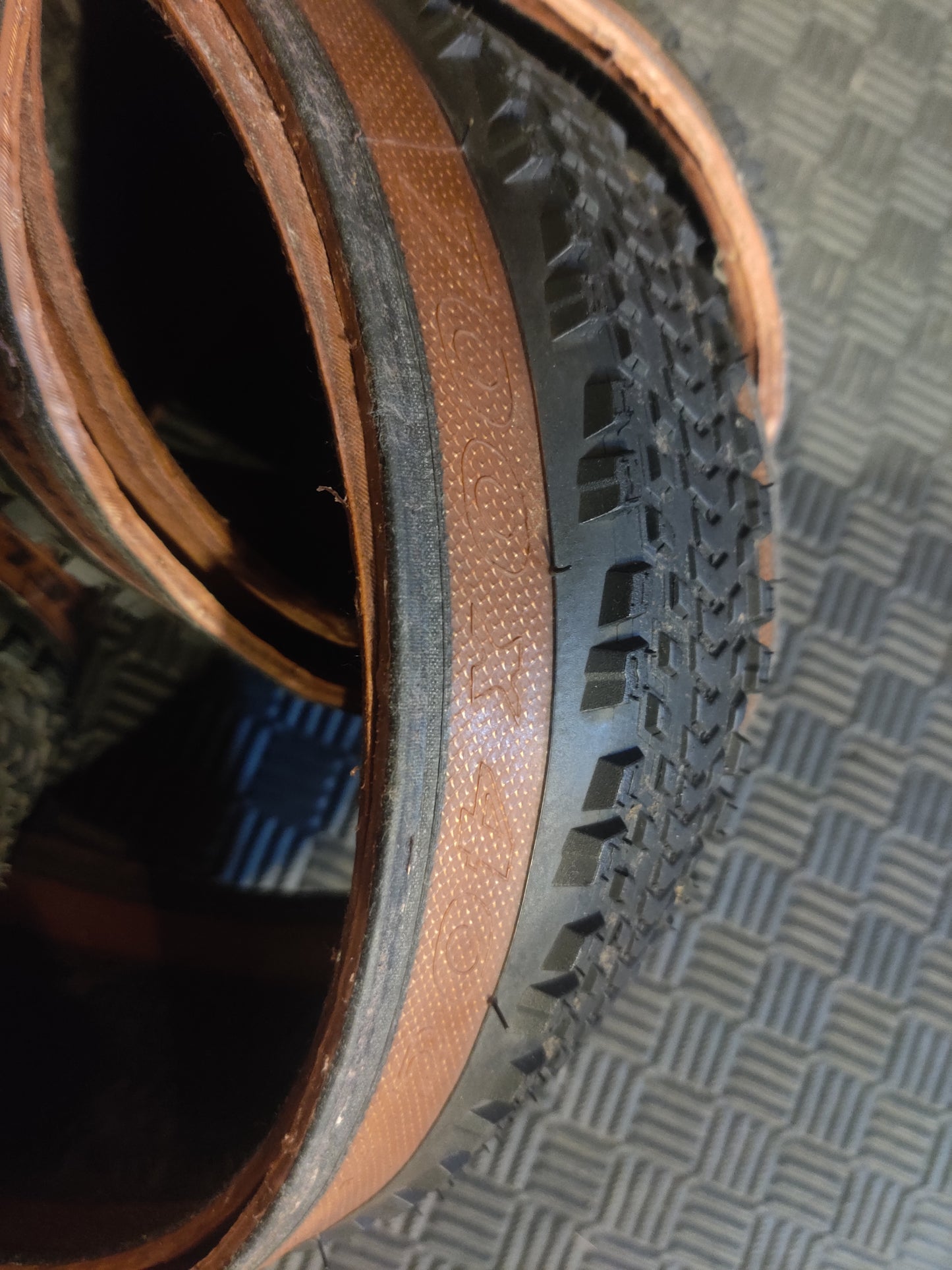 [Pre-loved] Pirelli Cinturato RC 700x40 Classic Wall