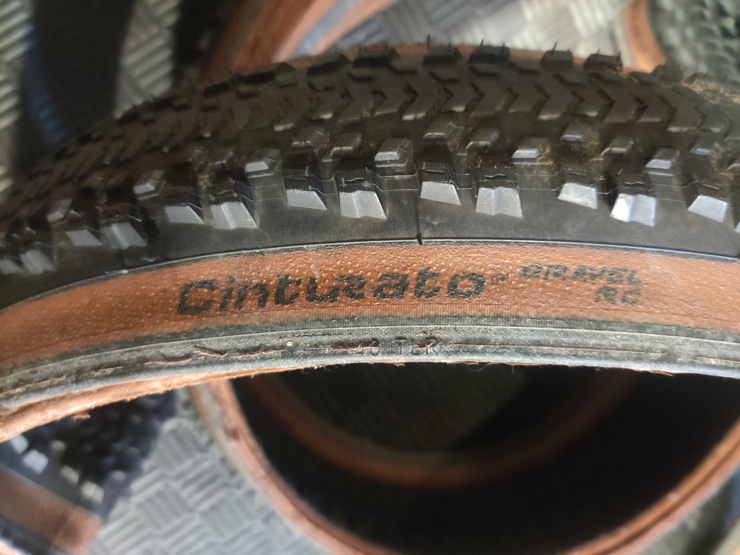 [Pre-loved] Pirelli Cinturato RC 700x40 Classic Wall