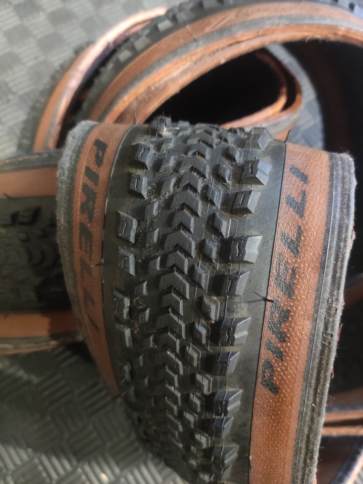 [Pre-loved] Pirelli Cinturato RC 700x40 Classic Wall